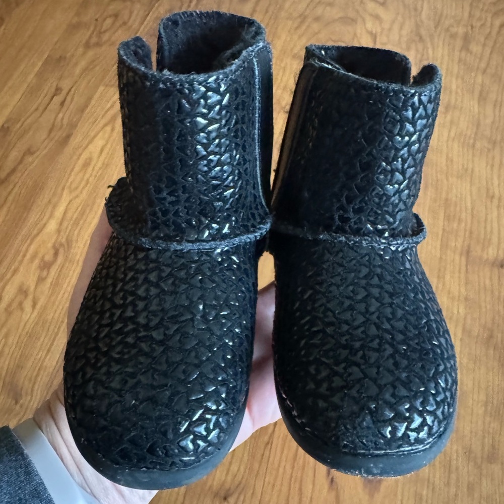 UGG Kids Black Textured Shearling Booties size 7 - Picture 6 of 6